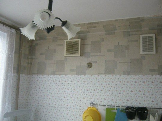 В сталинках можно увидеть две вентиляционных решетки в помещении кухни. Одна из них открывается в дымоход: дома строились под печное отопление.