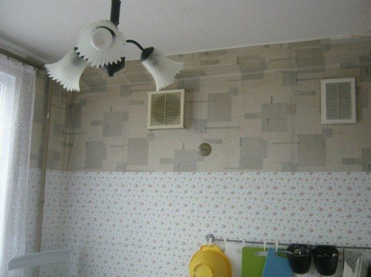 В сталинках можно увидеть две вентиляционных решетки в помещении кухни. Одна из них открывается в дымоход: дома строились под печное отопление. В сталинках можно увидеть две вентиляционных решетки в помещении кухни. Одна из них открывается в дымоход: дома строились под печное отопление.